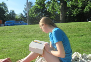 Neesa Kienitz Peak reading outside